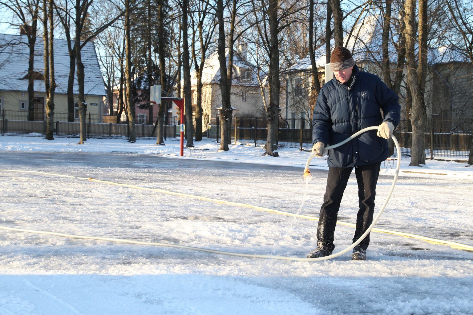 Eile hommikul Tamme staadioni liuvälja kastnud sihtasutuse Tartu Sport haldusjuht Mati Tolmoff tõdes, et töö võtab aega. Siiski avaldas ta lootust, et uisutajad pääsevad platsile neljapäeval.