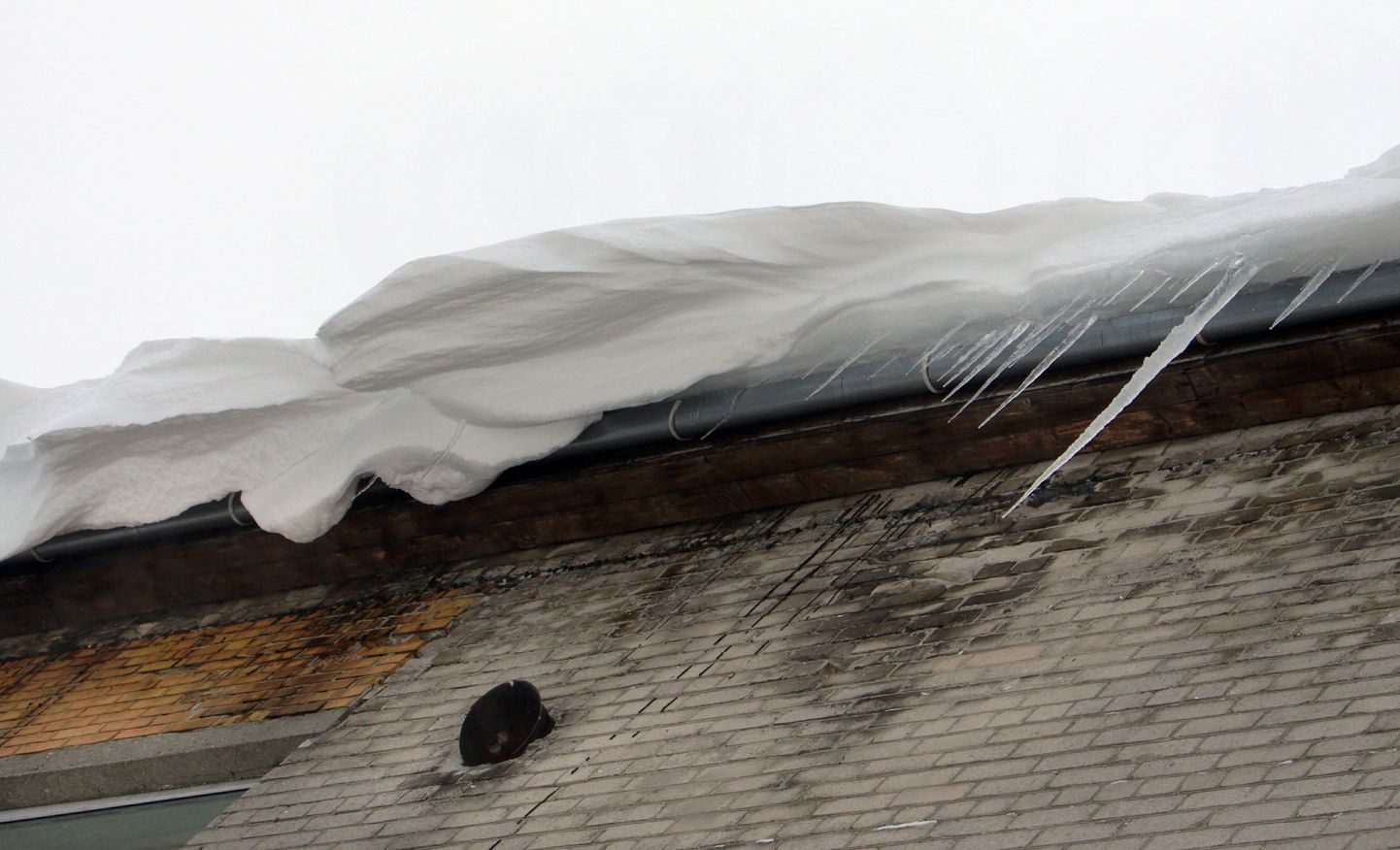 Poolemeetrine lumekiht võib katusele juba ohlik olla. Foto on illustreeriv.