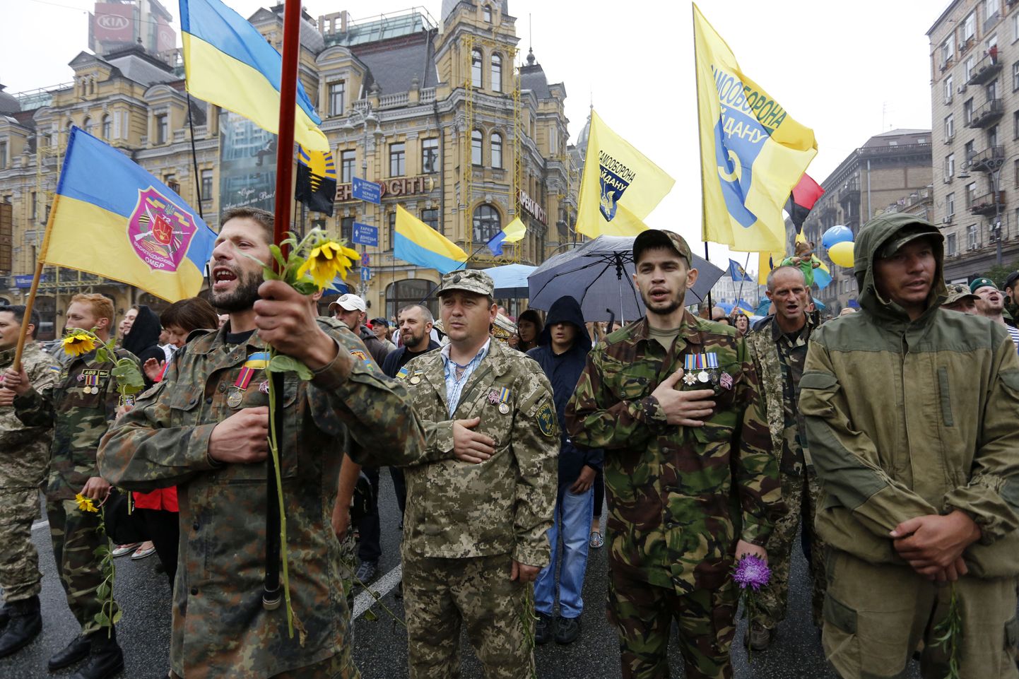 Ukraina sõdurid, vabatahtlike pataljonid ja hukkunute lähedased marssisid möödunud nädalal peetud iseseisvuspäeval Kiievi kesklinnas.
