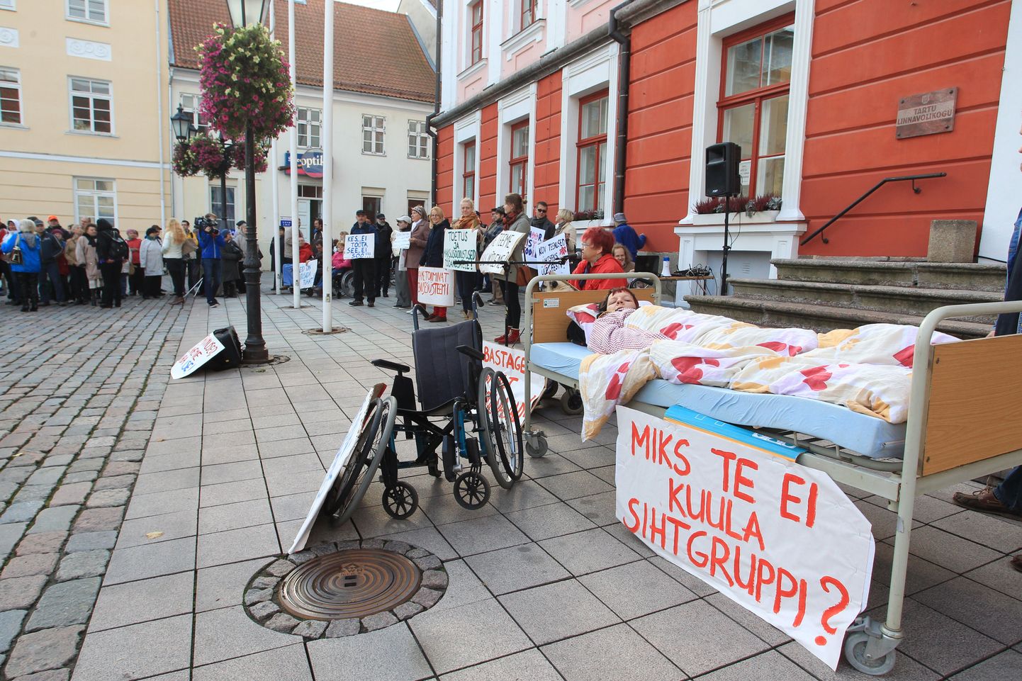 Tartus Raekoja platsil toimus puuetega inimeste meeleavaldus töövõimereformi peatamiseks.