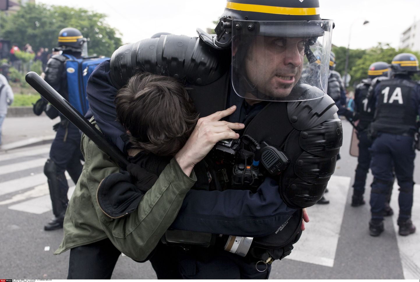 Mässupolitsei ja protestija Pariisis