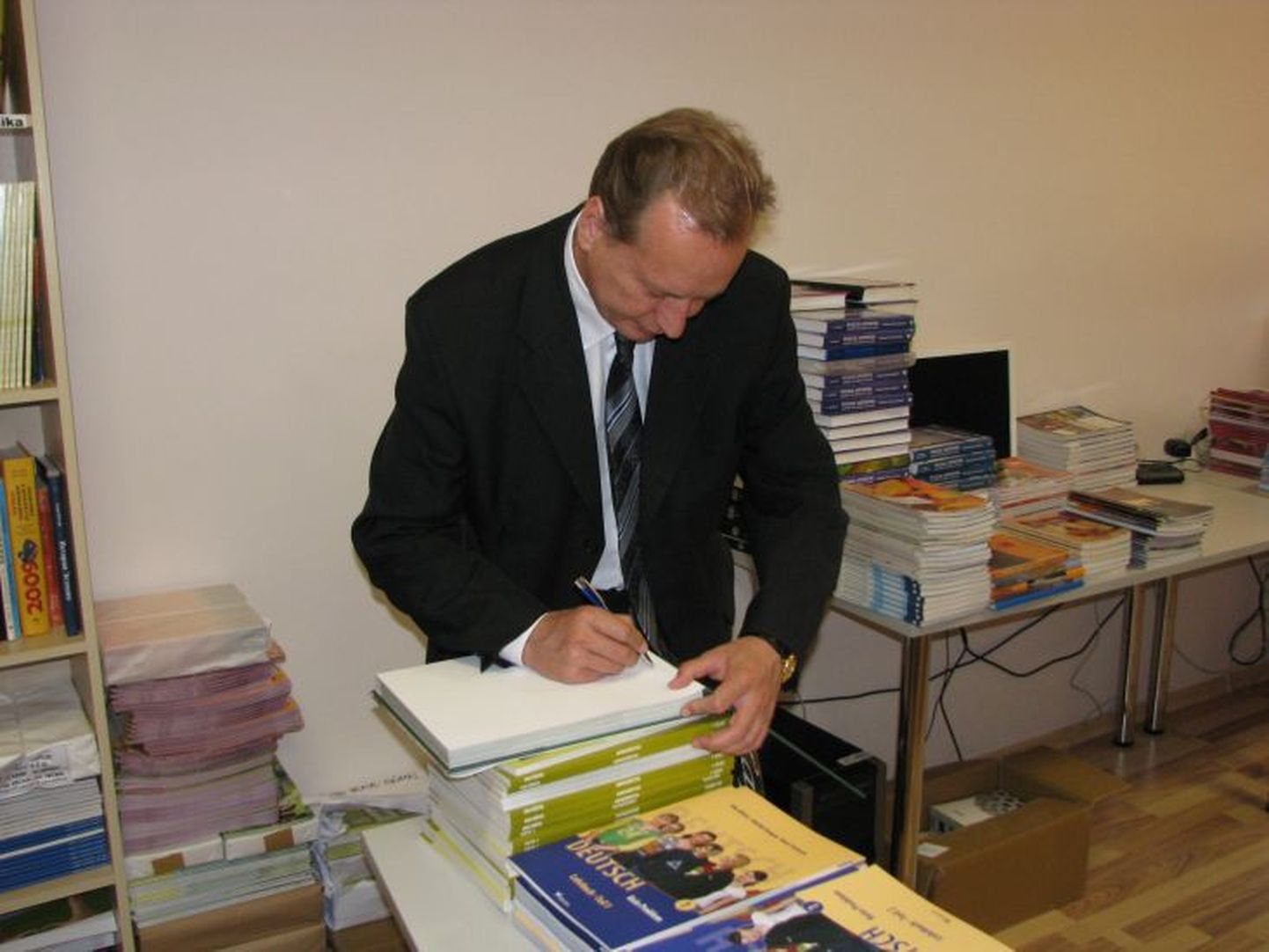 Ukraina suursaadik Eestis Viktor Kryzhanivskyi Tapa Vene Gümnaasiumi raamatukogus raamatusse pühendust kirjutamas.