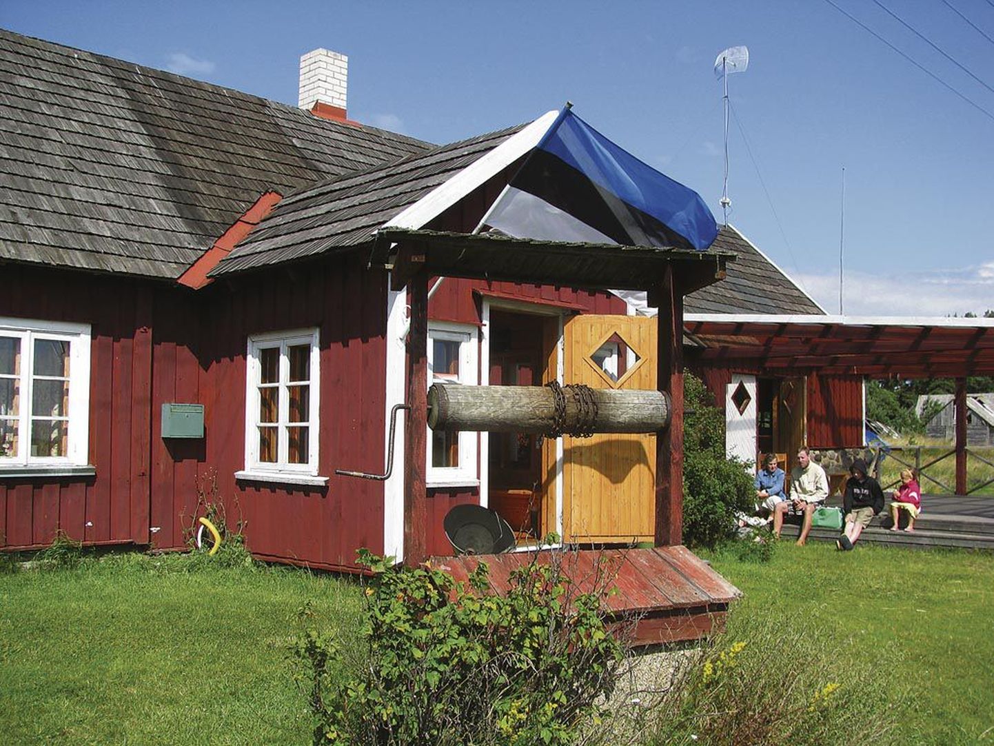 Koos Tõstamaa vallaga Pärnu linnale saanud poolteise kilomeetri laiuse Manija saare süda on külakeskus muuseumiga.