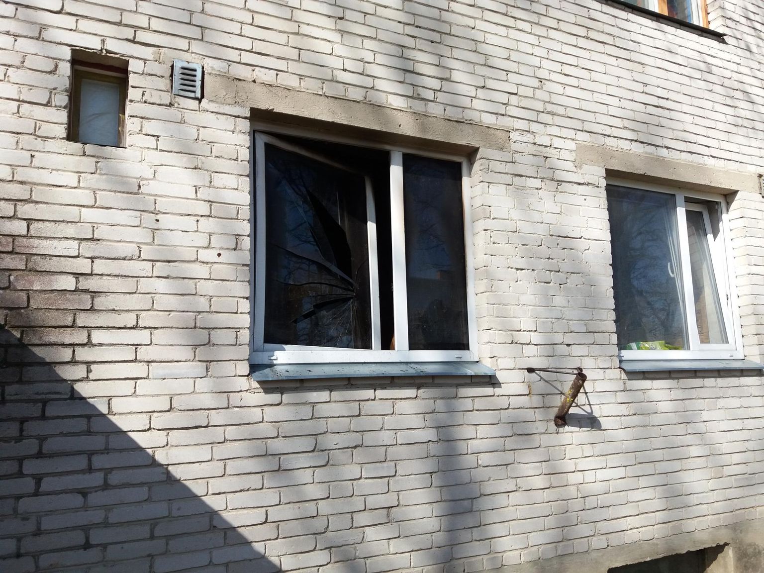 Tudus võis korteriakna purustada põlengust tekkinud kuumus.