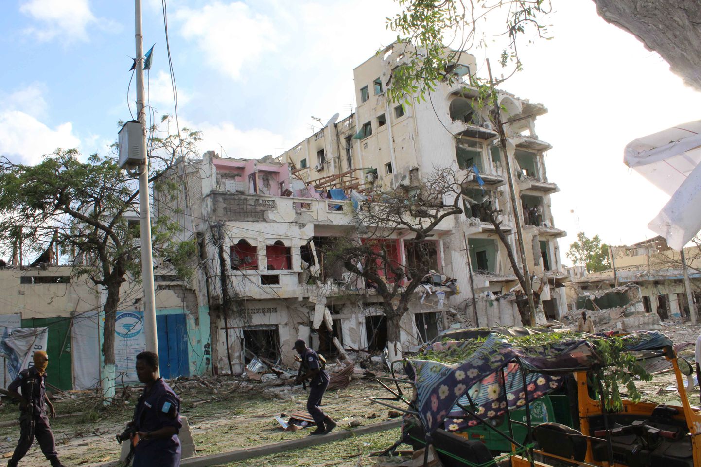 Somaalia julgeolekujõud pärast autopommiplahvatust hotelli Ambassador juures.