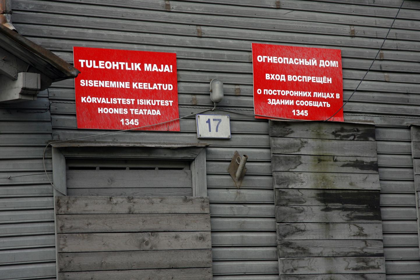 Põhja-Tallinnas Soo tänav 17 asuv elamu, millel hoiatussilt «Tuleohtlik maja».