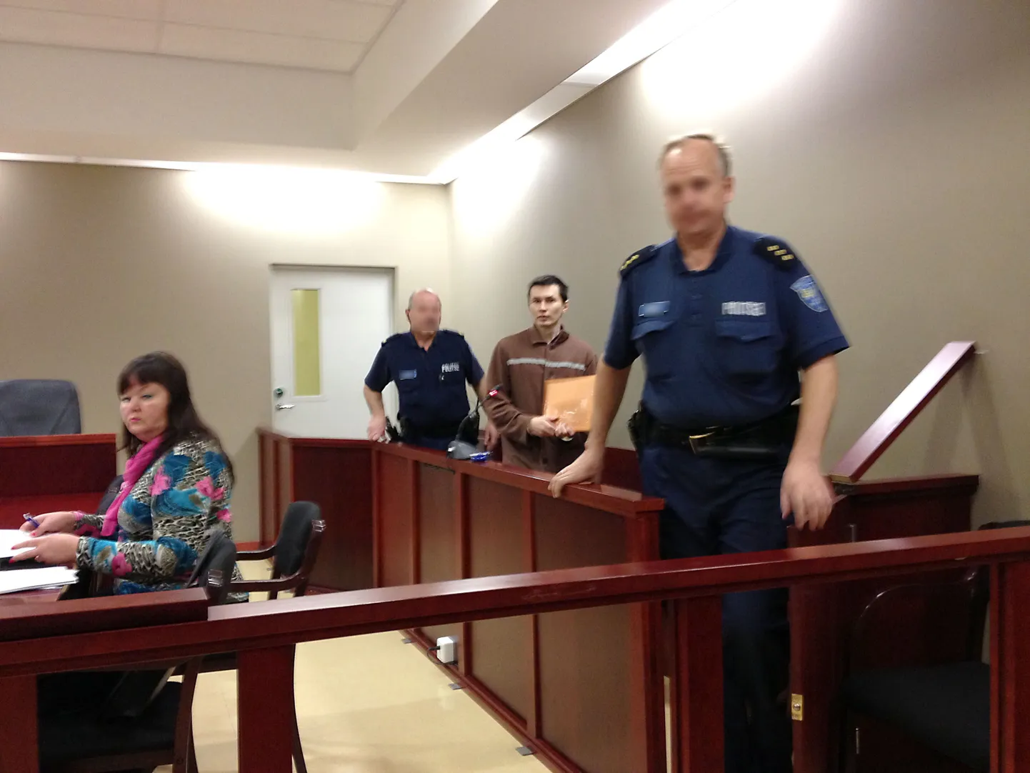 Juri Ustimenko saabub kohtusaali.