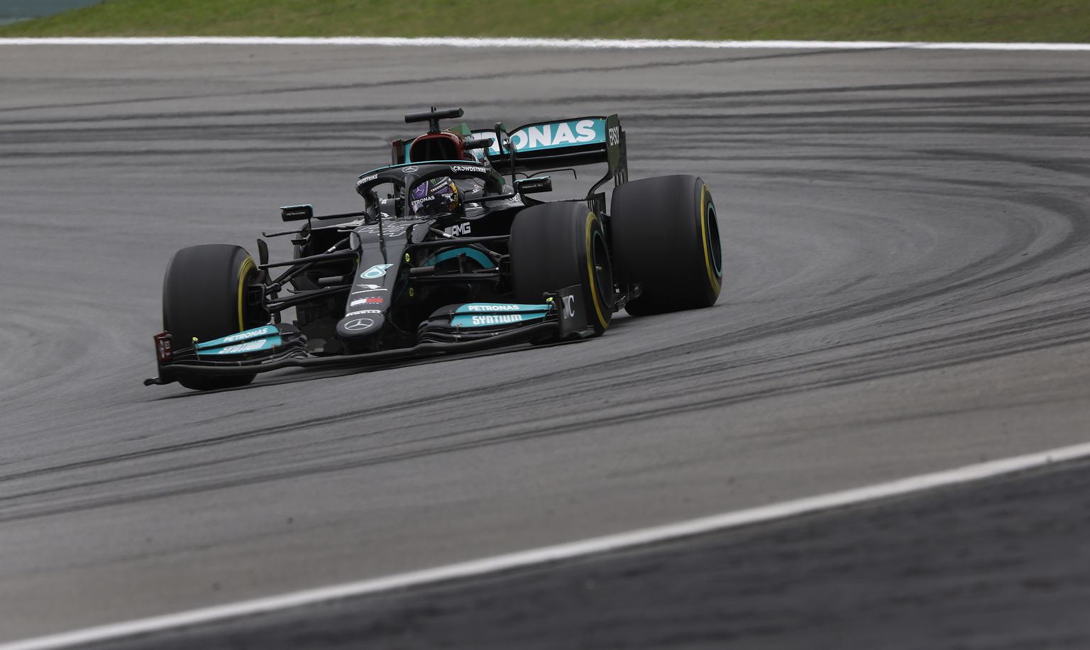 Lewis Hamilton Interlagose ringrajal.