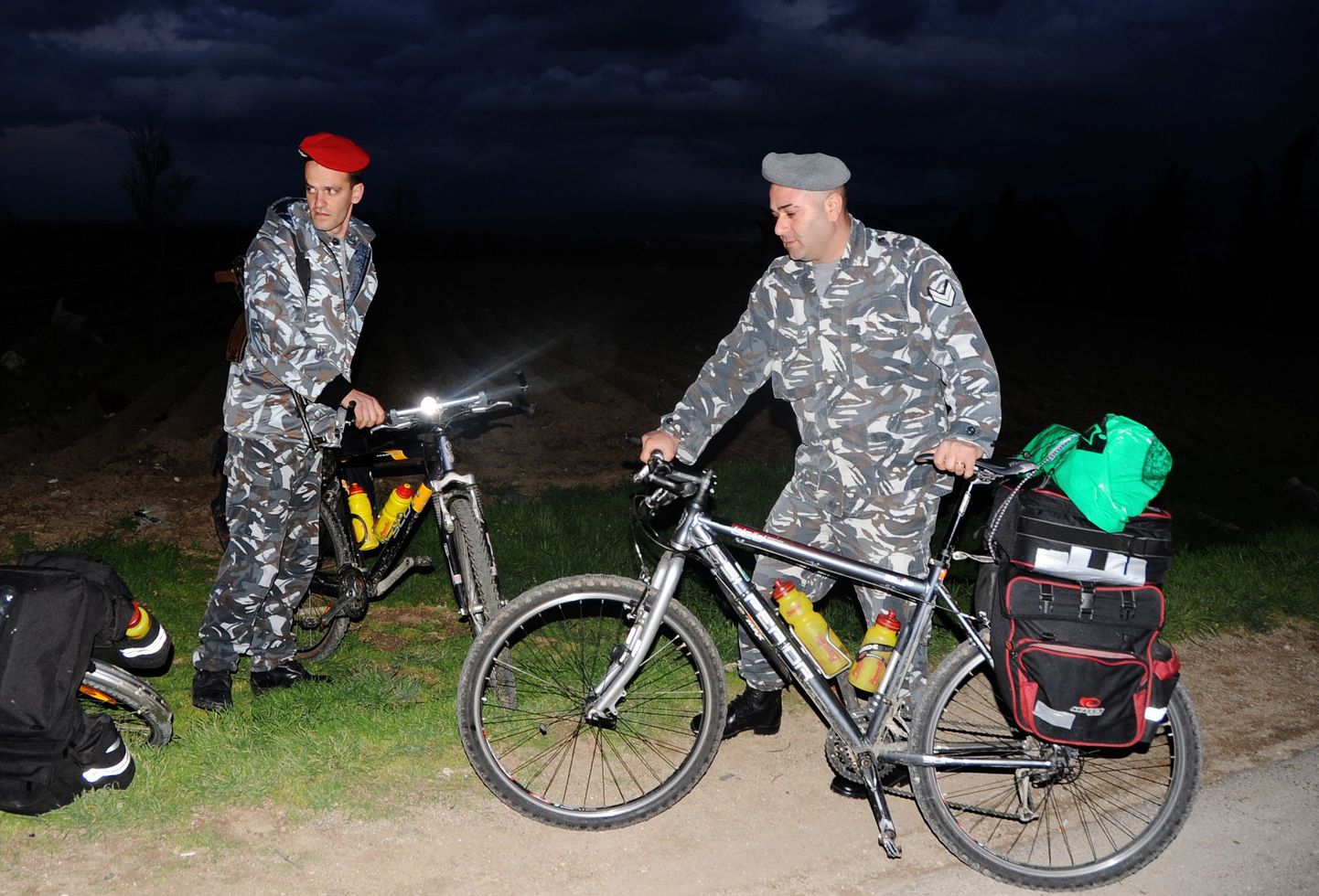 Liibanoni politseinikud eestlaste jalgratastega, mis leiti hüljatuna.
