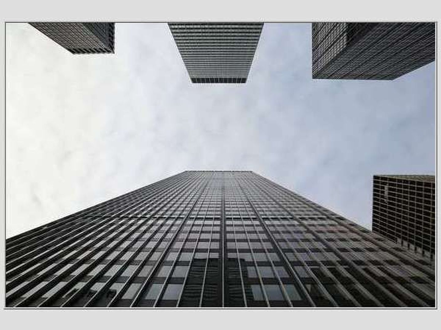 Vaadates alt üles pangahoonetele New Yorgis.