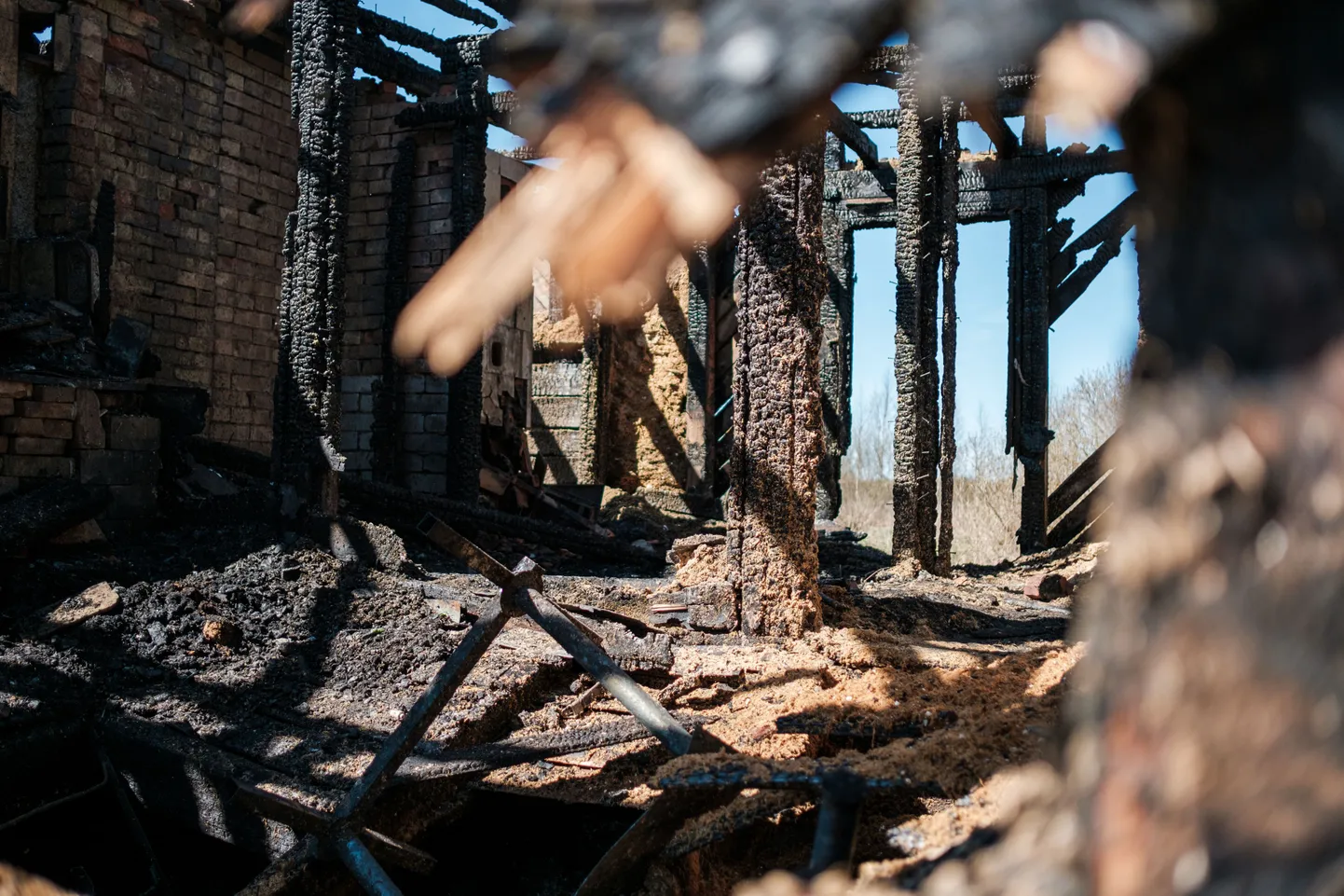 Niigi elamiskõlbmatu maja hävis tules täielikult, osaliselt jäid püsti vaid esimese korruse seinad.