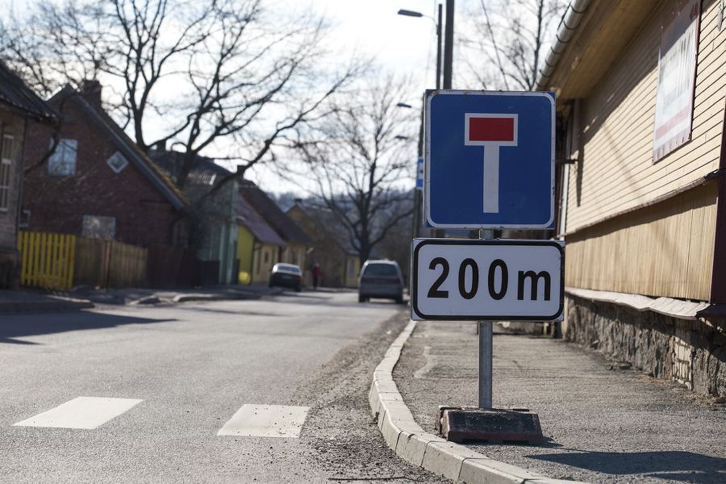 Tartu tänava alguses Kösti ristmikul on kaks «Umbtee» märki, mis annavad teada, et tupik saabub 200 meetri pärast.