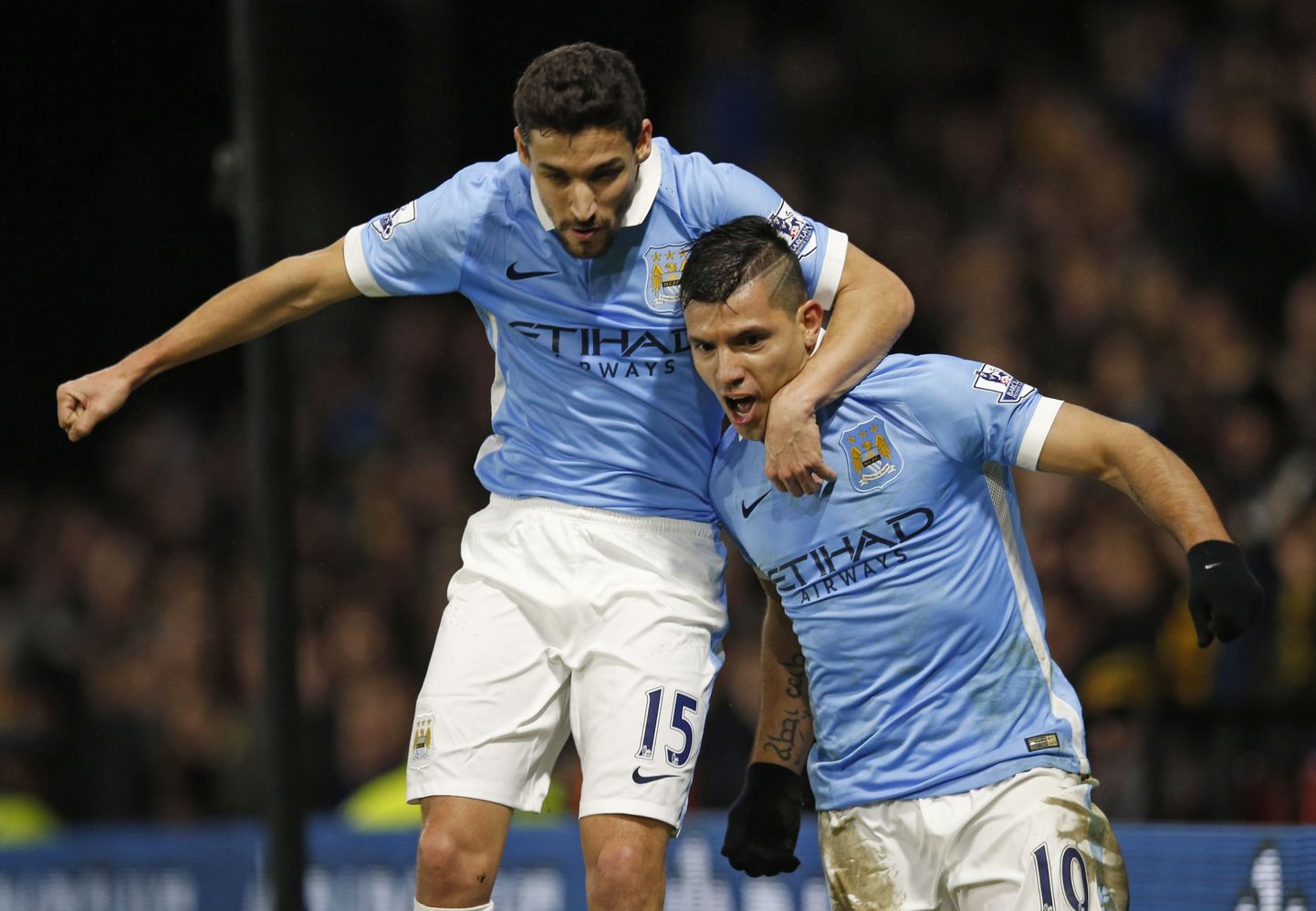 Manchester City teise värava autor Sergio Aguero (paremal) tähistab tabamust koos Jesus Navasega.