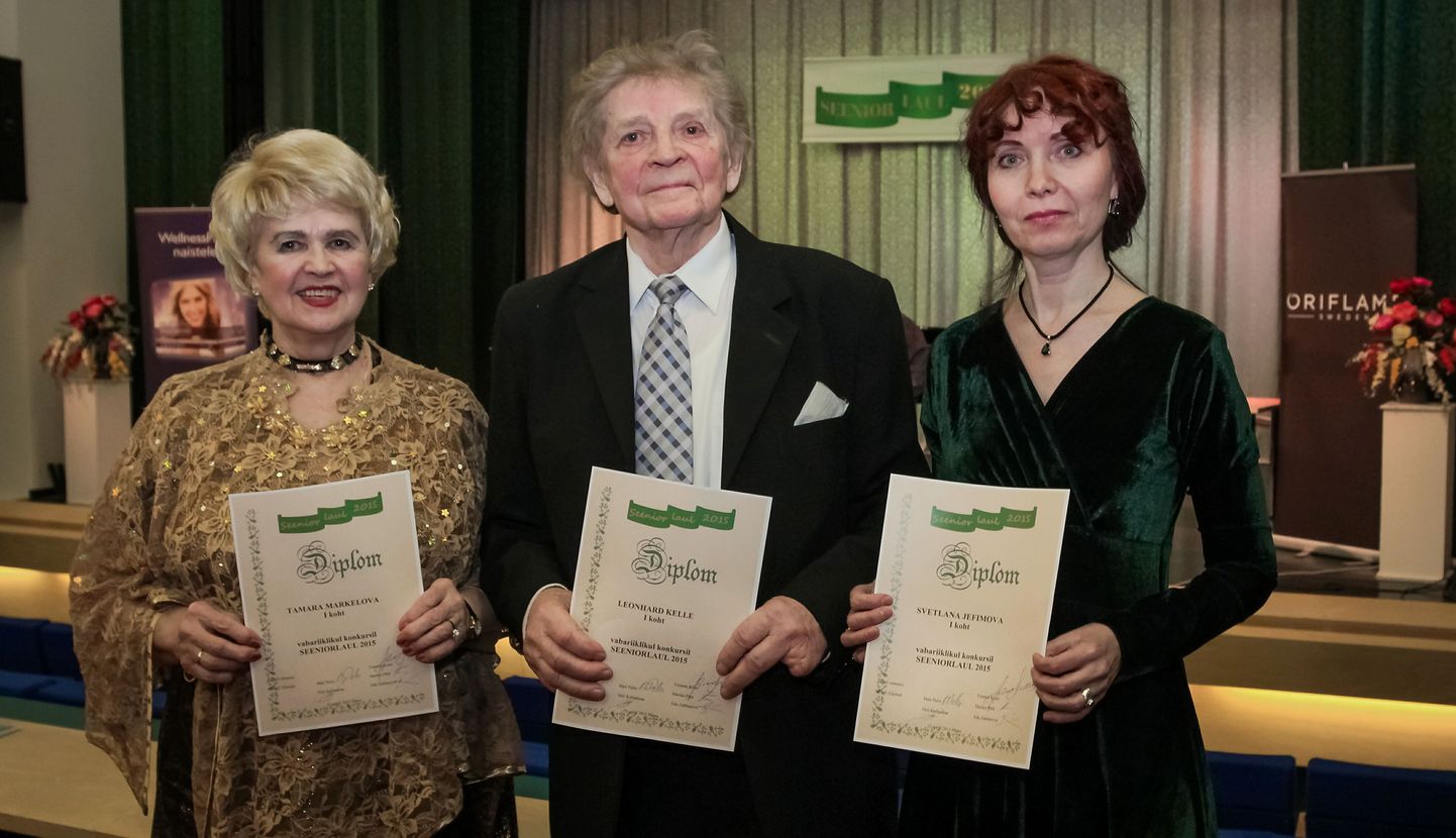 Fotol on Seeniorlaulu võitjad: (vasakult) tallinlased Tamara Merkulova, Leonhard Kelle, kes jagasid esikohta vanuserühmas 66aastased ja vanemad. Nooremas grupis (50–65aastased) saavutas esikoha Svetlana Jefimova Narvast.