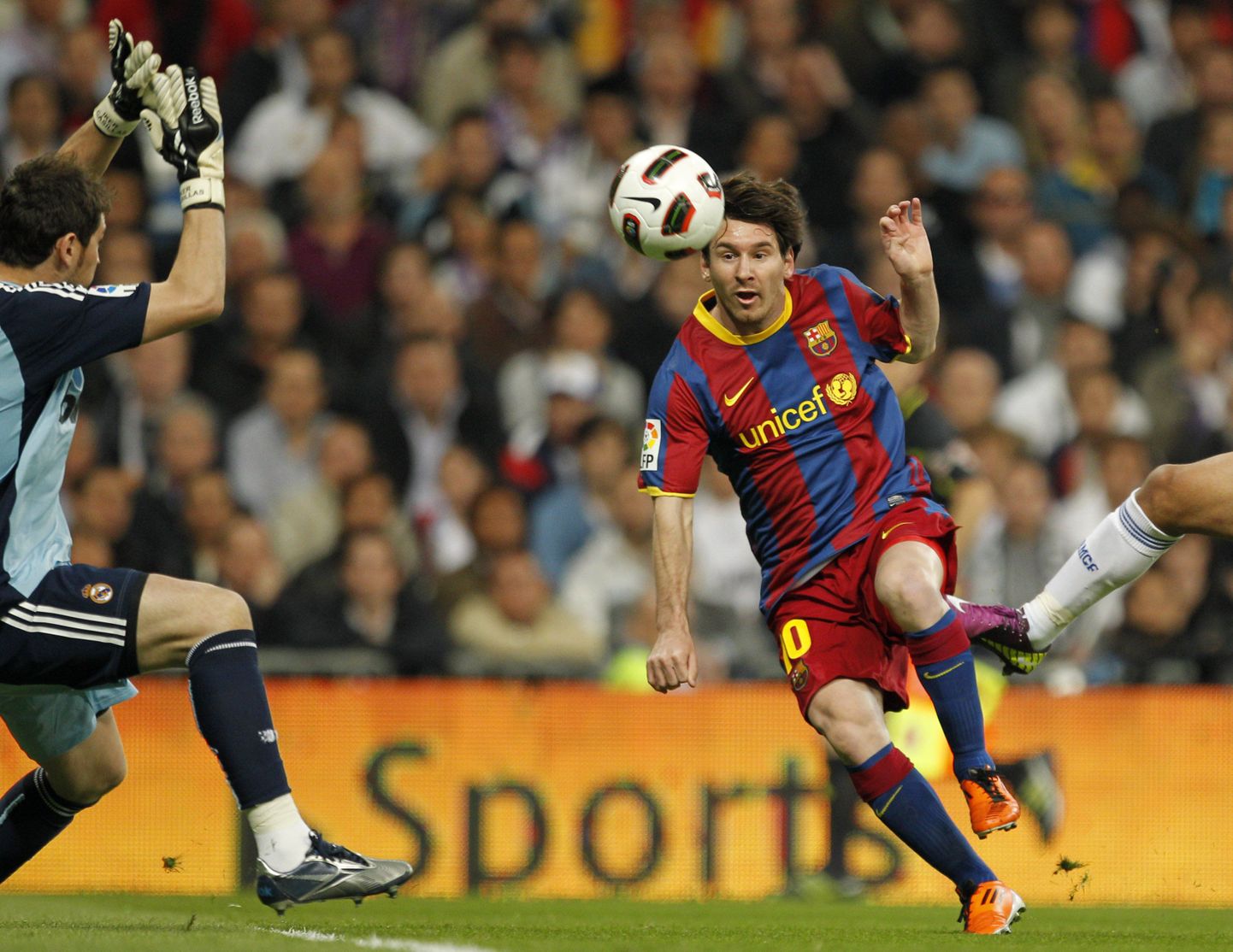 Pildil olevas olukorras ei suutnud FC Barcelona Lionel Messi (paremal) Madridi Reali väravavahti Iker Casillast üle mängida