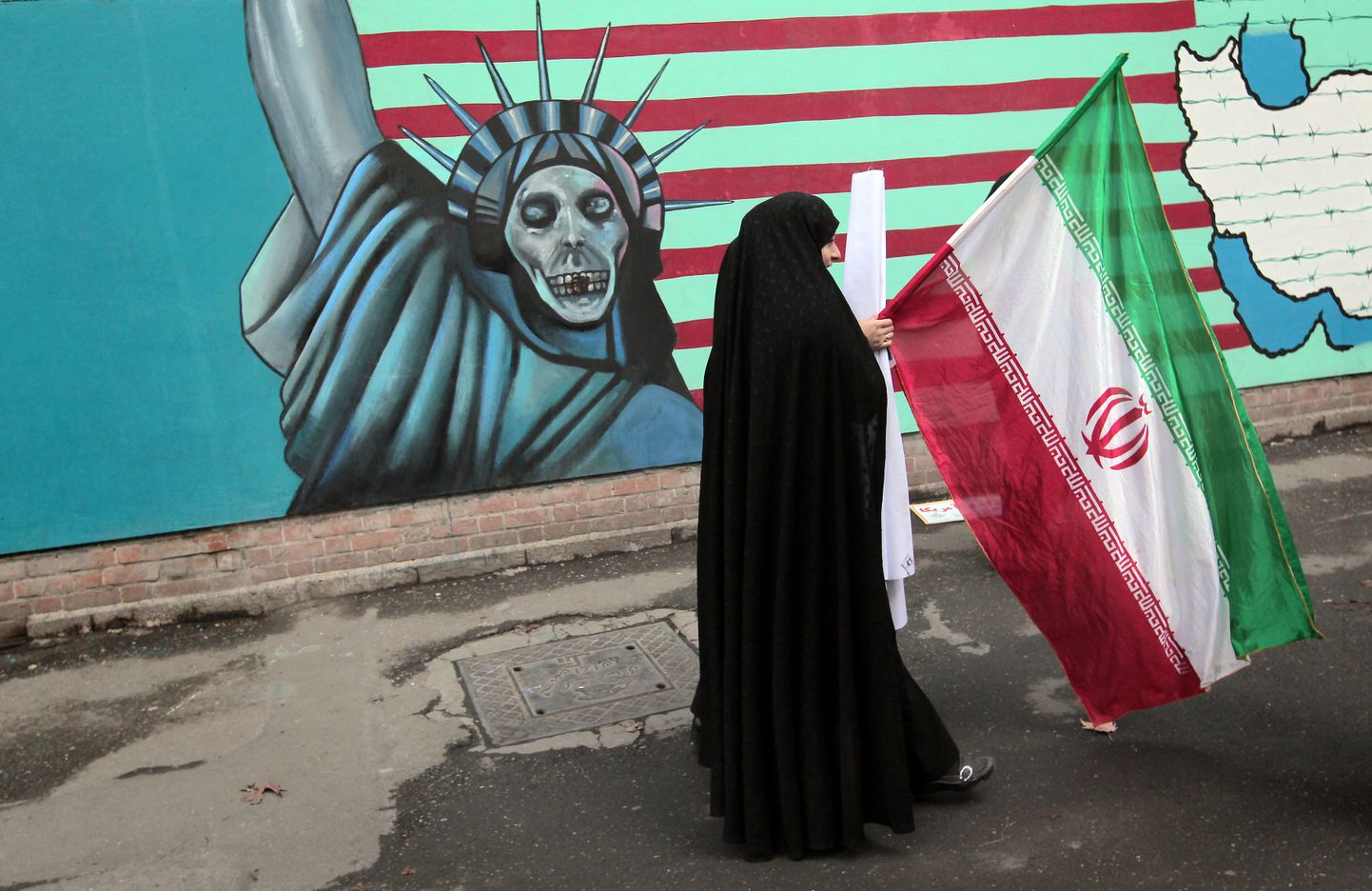 Naine Iraani pealinna Teherani tänaval