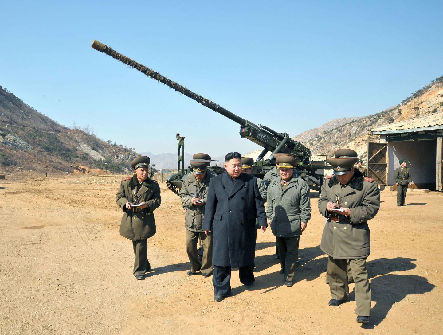 Лидер КНДР Ким Чен Ын посетил одну из воинских частей страны. Фото иллюстративное.