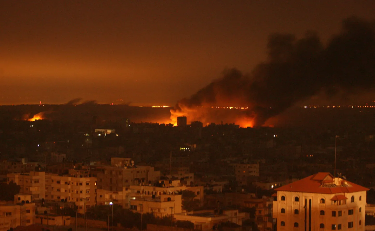 Gaza linnast tõuseb ööpimeduses suitsu.