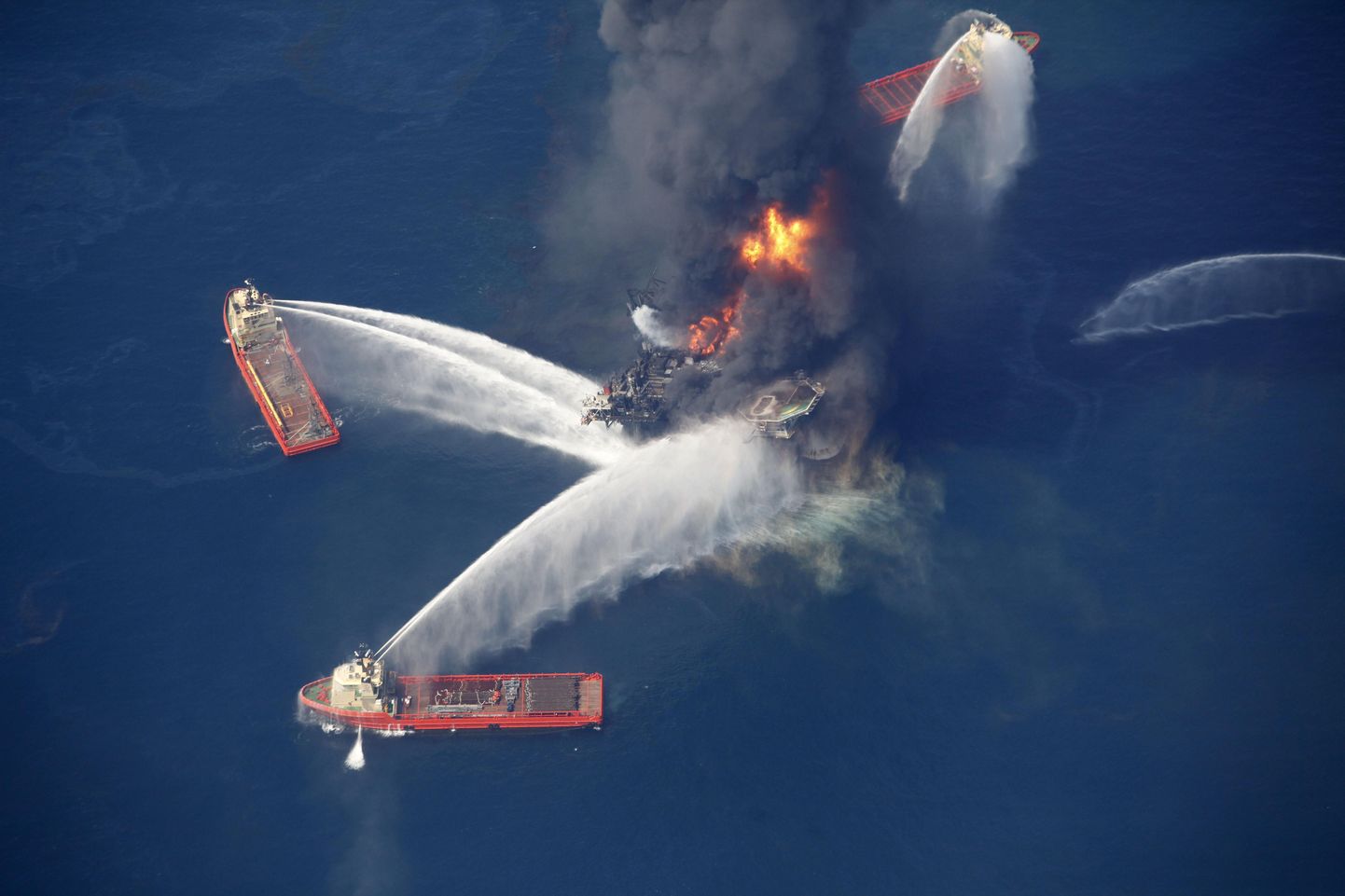 Тушение пожара после взрыва на платформе Deepwater Horizon в Мексиканском заливе. 21 апреля 2010.