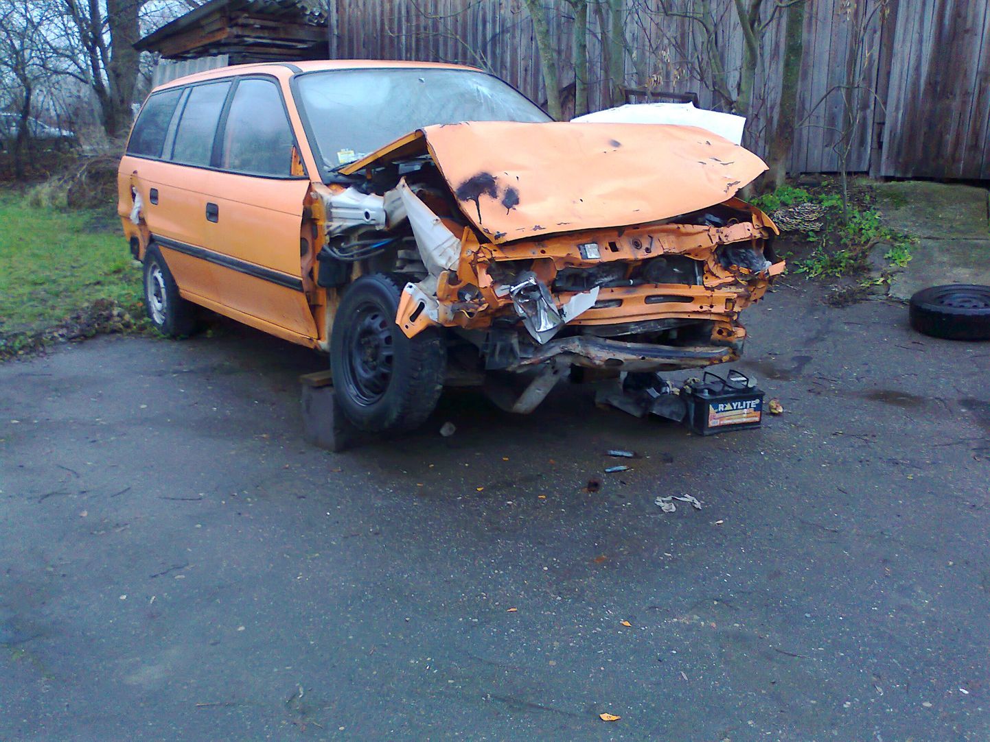 Разбитый в аварии автомобиль уже год стоит во дворе своего последнего владельца.
