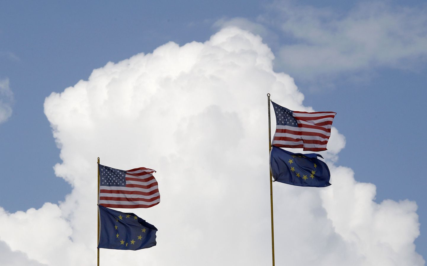 USA ja Euroopa Liidu lipud