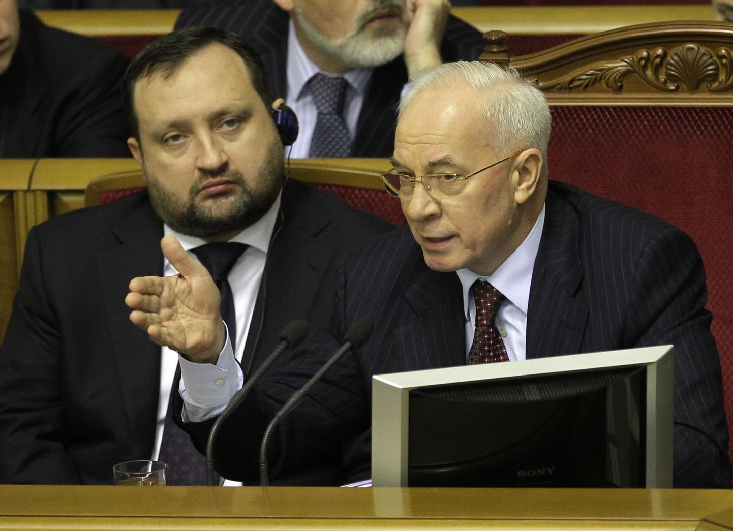 Ukraine asepeaminister Serhi Arbuzov (vasakul) ja peaminister Mikola Azarov.