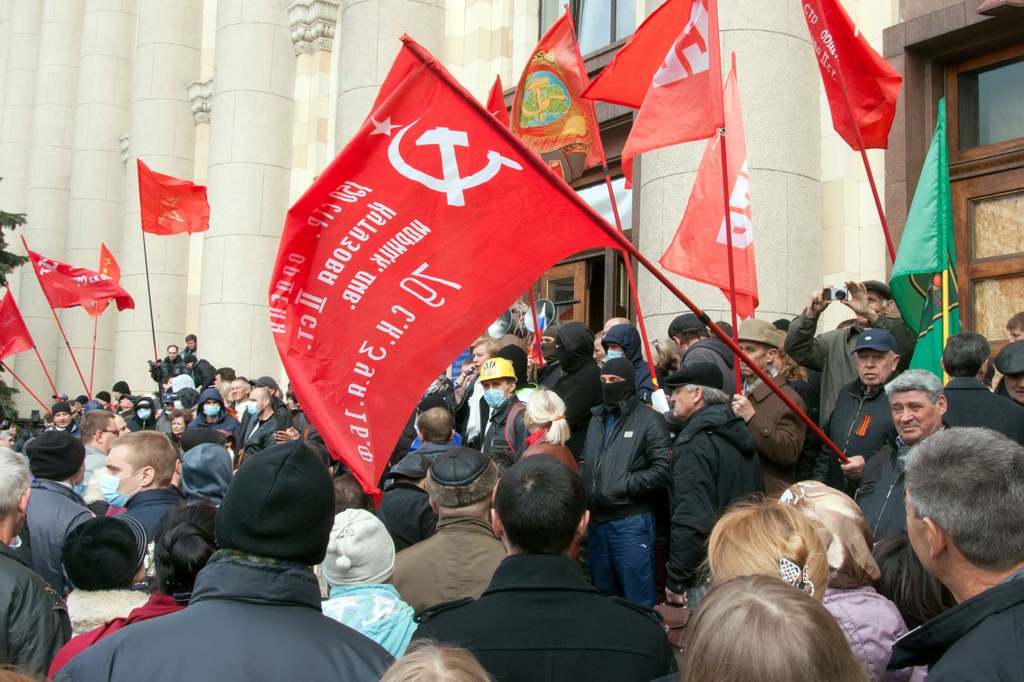 Venemeelsed protestijad täna Harkivi oblastivalitsuse hoone ees.
