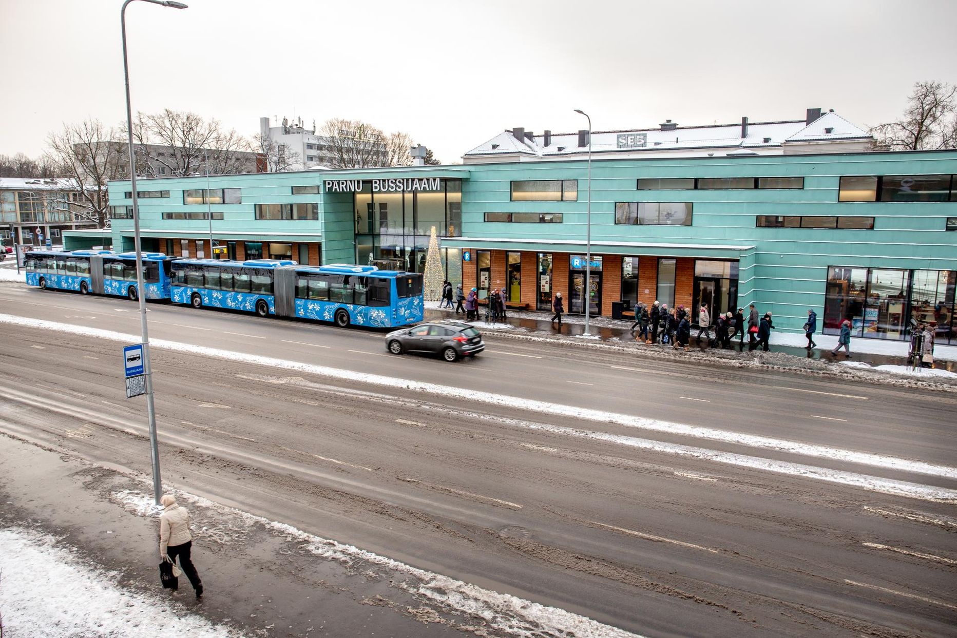 Bussijaam, Martensi väljak, suured kaubakeskused, parkimismajad on kohad, mis tõmbavad alaealisi kurjameid.