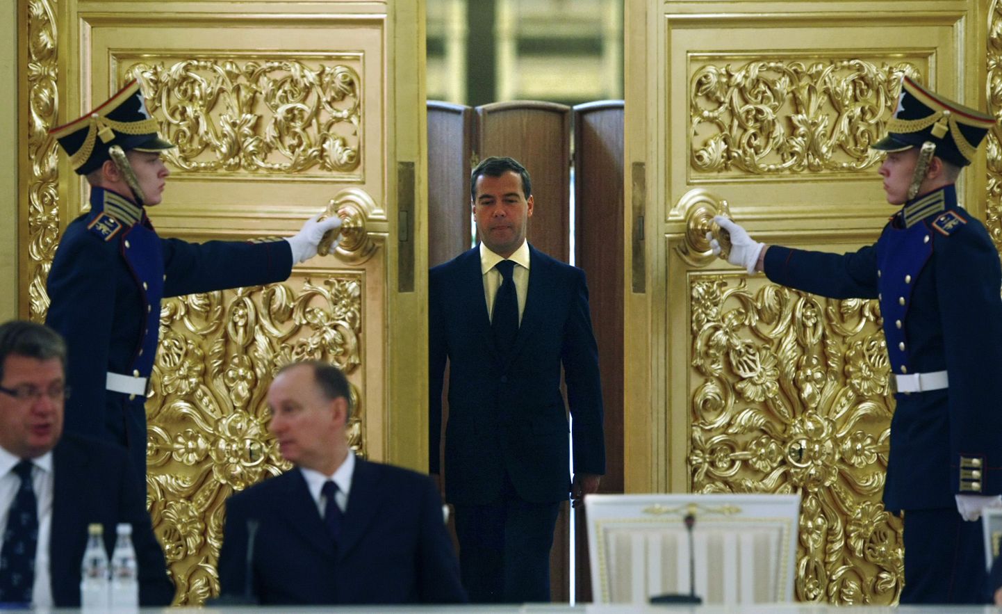 President Medvedev siseneb Kremli saali, et osaleda julgeolekunõukogu istungil.