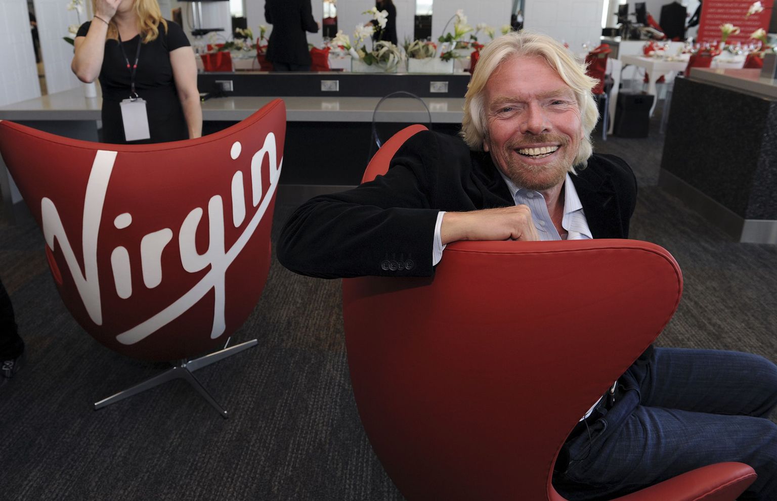 Richard Branson Virgin Airlinesi terminalis San Francisco lennuväljal.