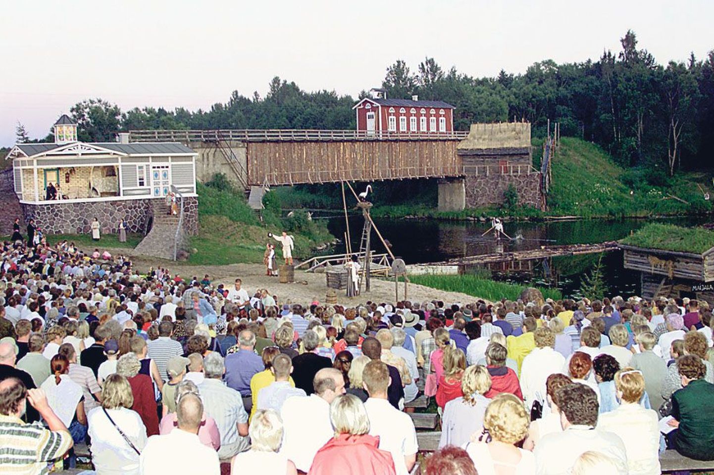 Paikuse-Reiu vabaõhulava üks meeldejäävamaid suvelavastusi ”Parvepoisid” aastal 2002.
