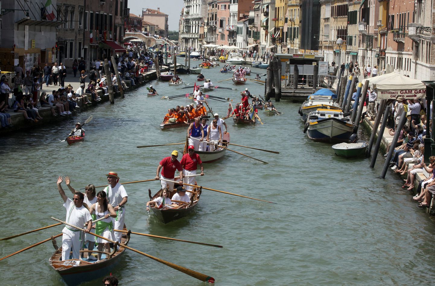 Veneetsia kuulsad kanalid ja gondlid.