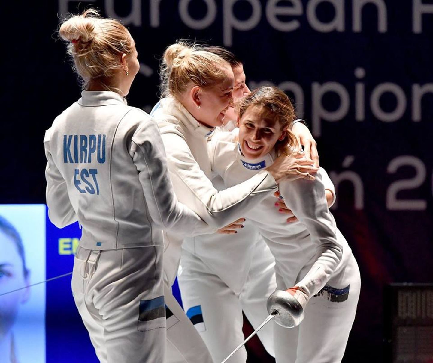 Koondisekaaslased Erika Kirpu (vasakult), Kristina Kuusk ja Julia Beljajeva õnnitlevad ankrunaisena Eesti naiskonna kuldmedalile vedanud Irina Embrichit (paremal)