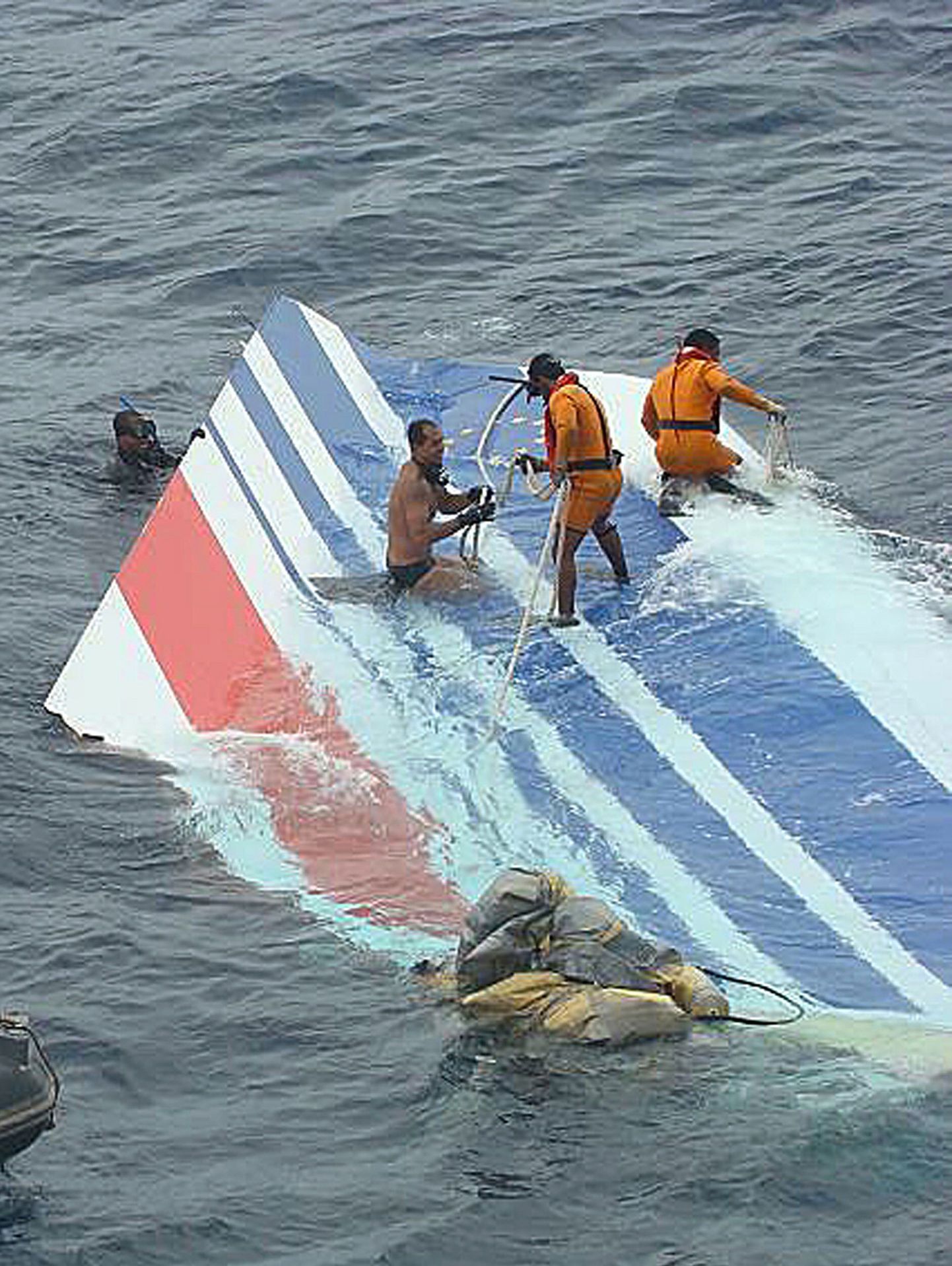 Air France`i õnnetuslennuki rusud Atlandi ookeanis.