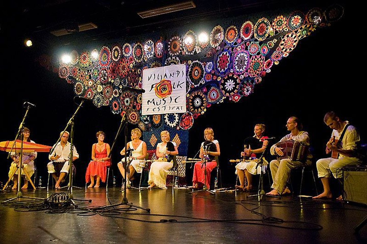 2009. aasta Viljandi pärimusmuusika festivaliks kokku tulnud kollektiiv Maa-Meel annab jõuluhakul neli kontserti, kus esitatakse uut kava "Armastuse mitu kägu."