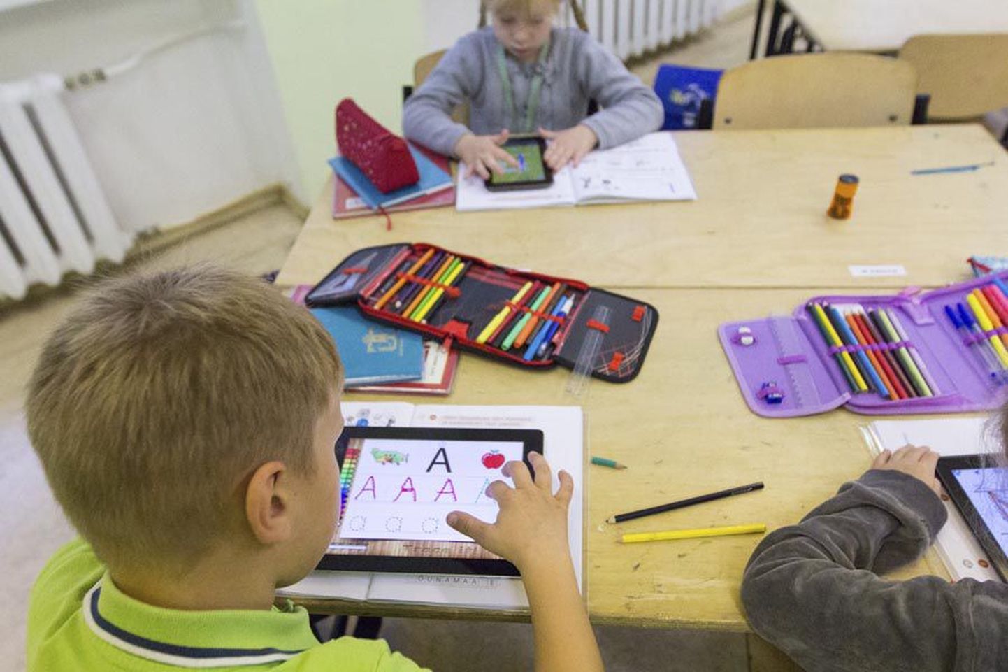Tõenäoliselt juba järgmisel õppeaastal saavad Viljandi koolide kasvandikud teha mõningaid õppetükke tahvelarvutites.