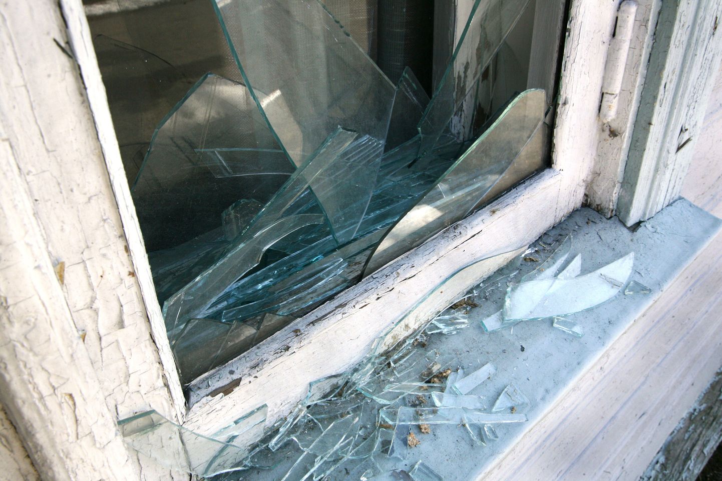 Aknaklaasi võib üle jääda igas majapidamises. Pildil lõhutud aknaklaas.