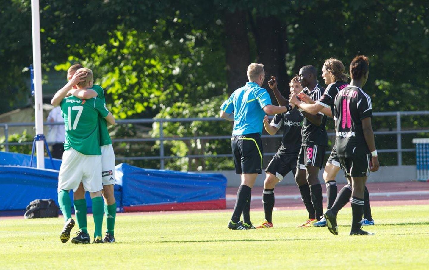 FC Levadia mängijad (vasakul) rõõmustamas Rimo Hundi tabamuse üle. Kalju pallurid üritavad samal ajal kohtunik Eiko Saarele selgeks teha, et värav oli löödud käega.