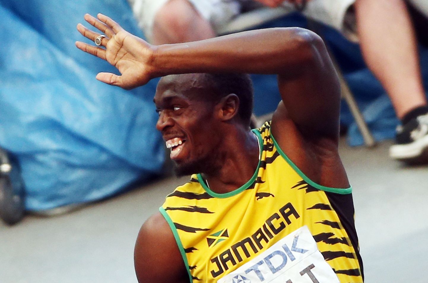Usain Bolt lehvitab pärast 200 m eeljooksu rahvale