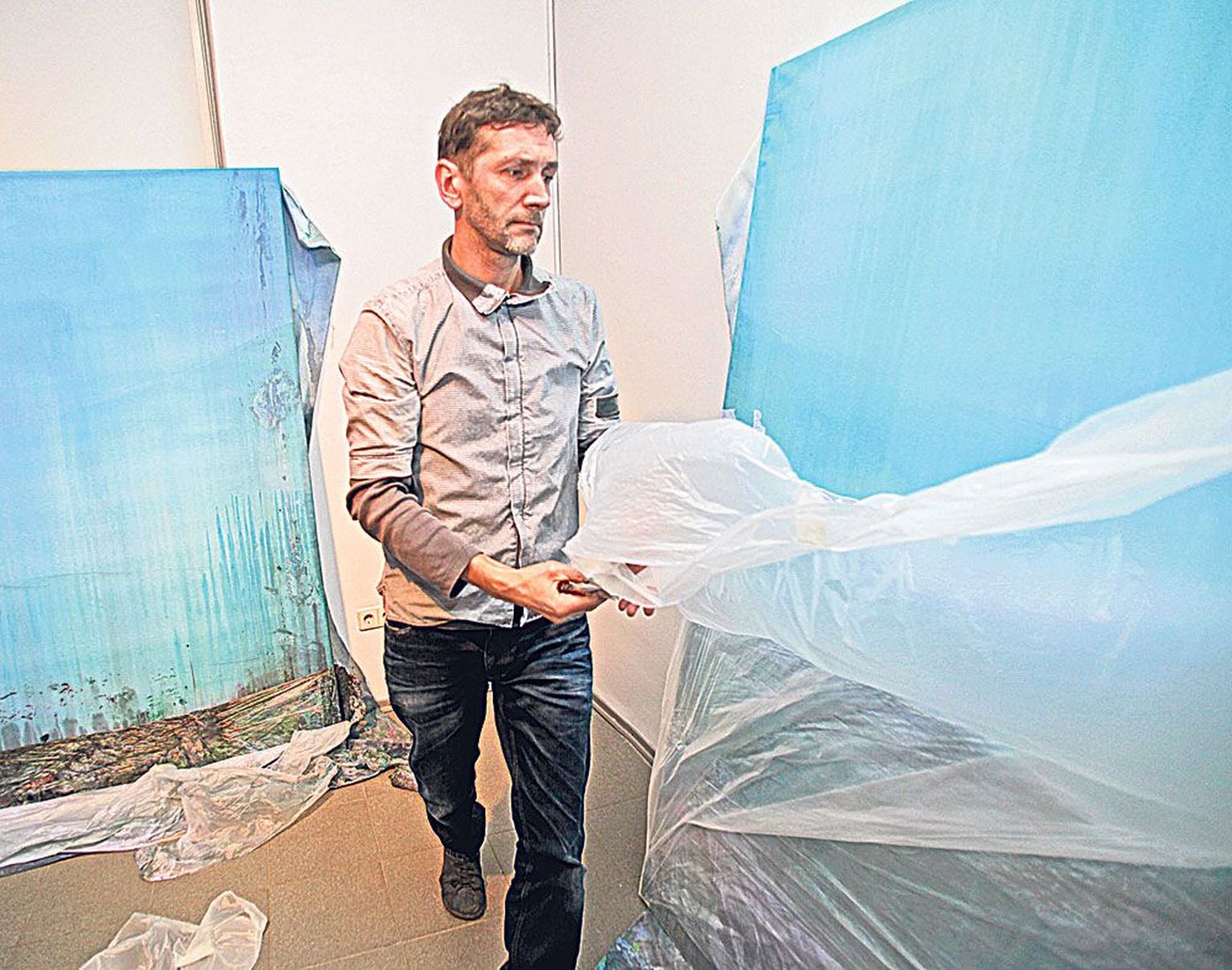Kristaps Gelzis (50) pakkis Tartu kunstimaja väikses galeriis lahti oma maalid, mis on valminud just nimelt sellele näitusele mõeldes ja seda ruumi silmas pidades.