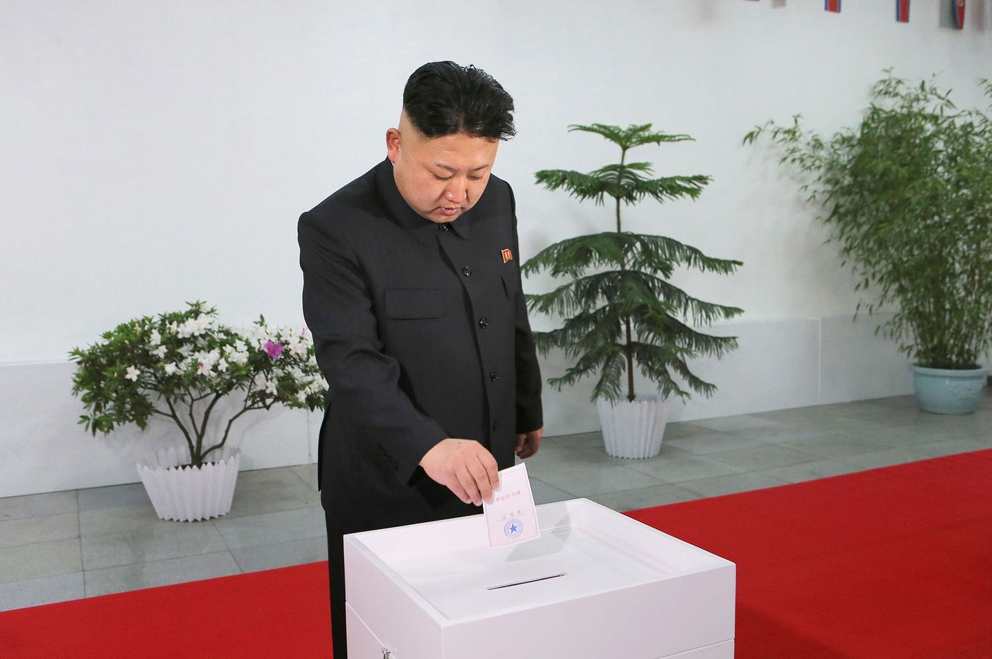 Riigijuht Kim jong-un annab 2014 aasta üldvalimistel oma hääle.