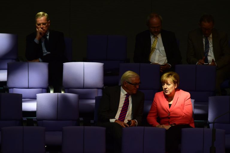 Merkel ja Saksamaa välisminister Frank-Walter Steinmeier septembris Bundestagis asju arutamas.