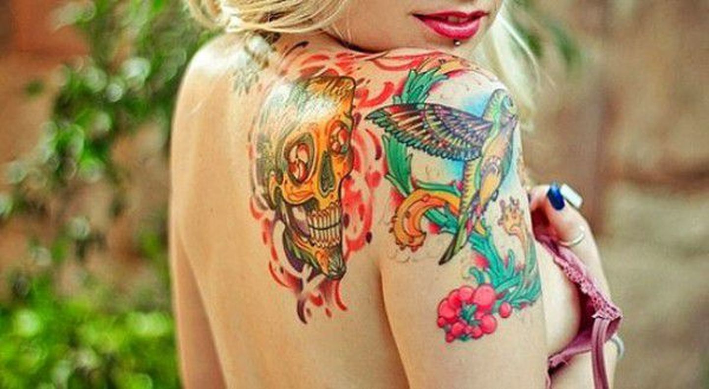 Девушка с татуировкой.
