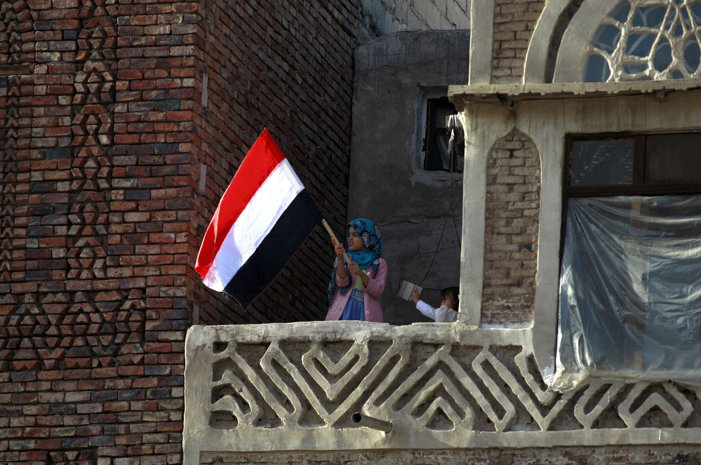 Tüdruk Jeemeni riigilipuga.