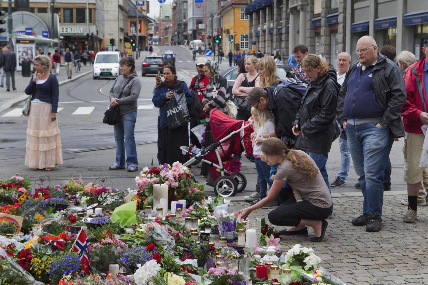 Lilled ja küünlad Oslo kesklinnas veresaunas hukkunute mälestuseks.