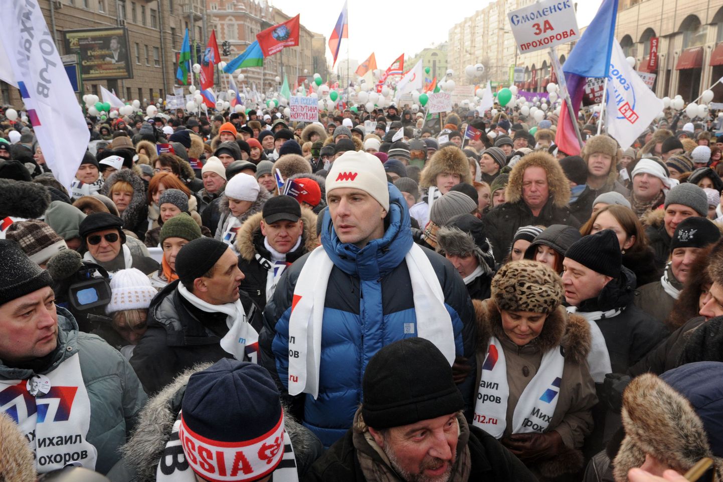 Presidendikandidaat Mihhail Prohhorov on ümbritsetud oma poolehoidjatest.