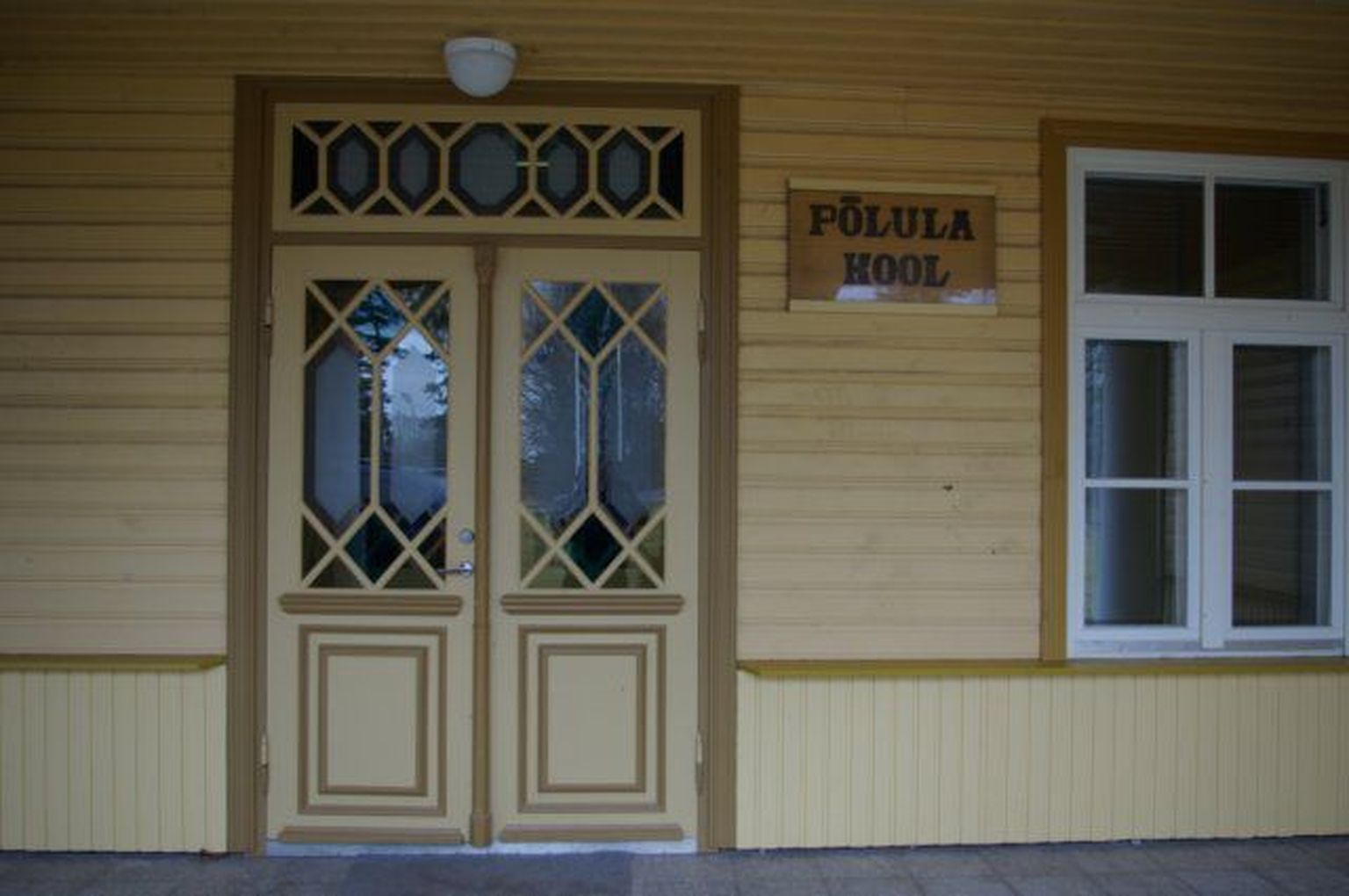 Põlula koolimaja.