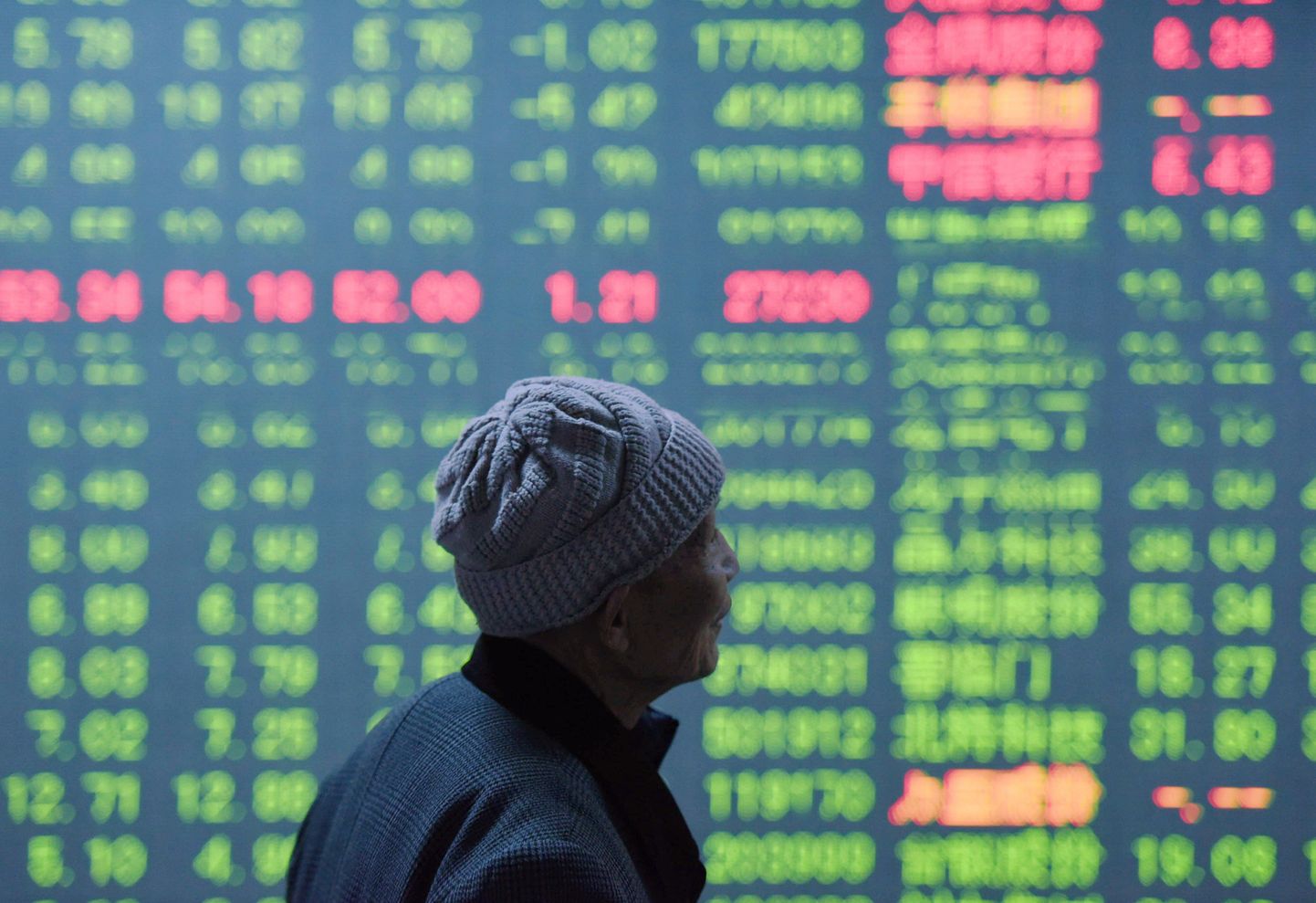 Investor Hangzhou linnas maakleribüroos aktsiahindu jälgimas. Numbrid on peaasjalikult rohelised, mis Hiinas tähistab langust.