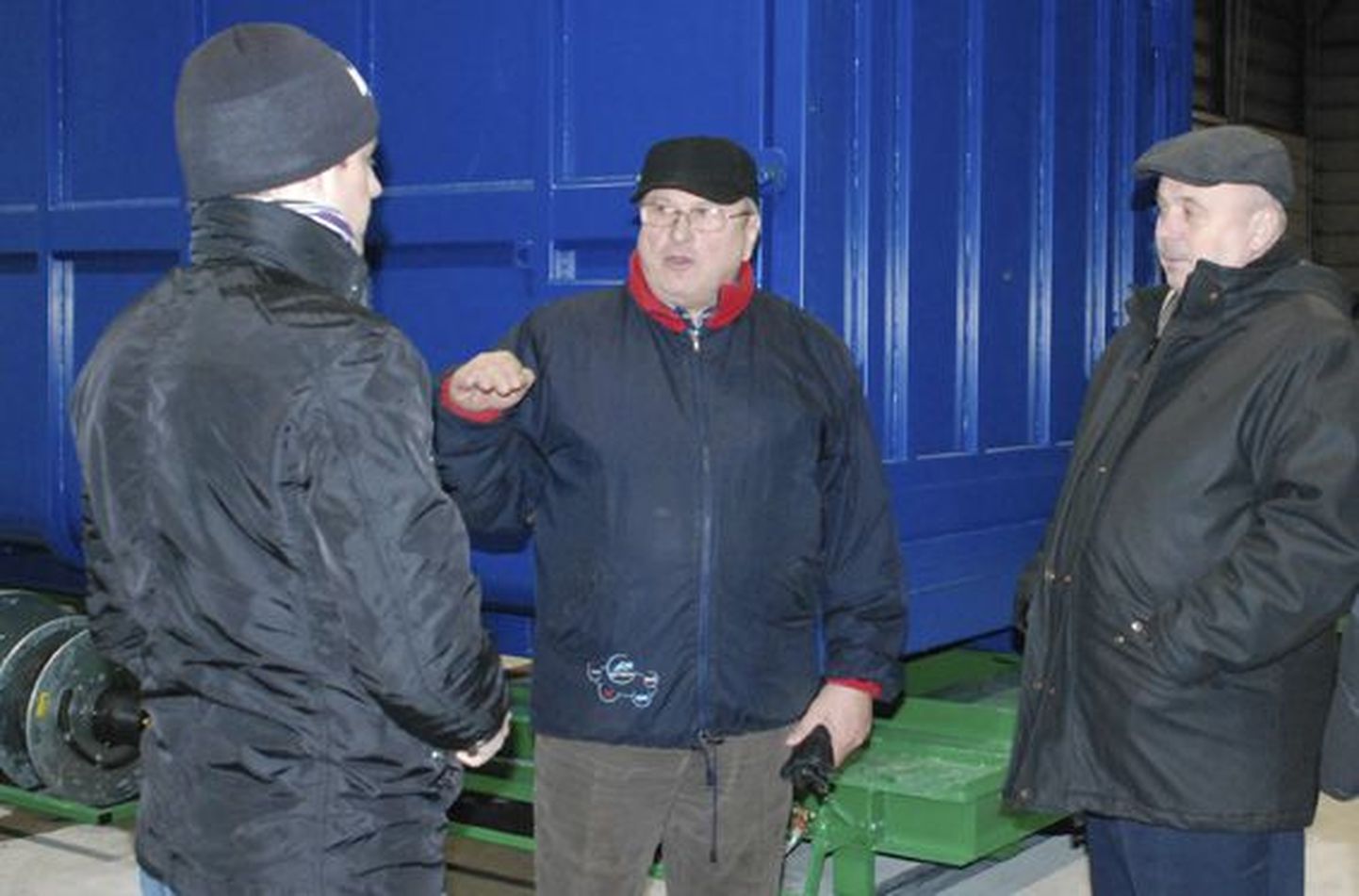 Jäätmekäitluskeskusega tegid tutvust Tarmo Lindemann (vasakul) ja Einar Vallbaum (paremal). Selgitusi jagas Toomas Väinaste.