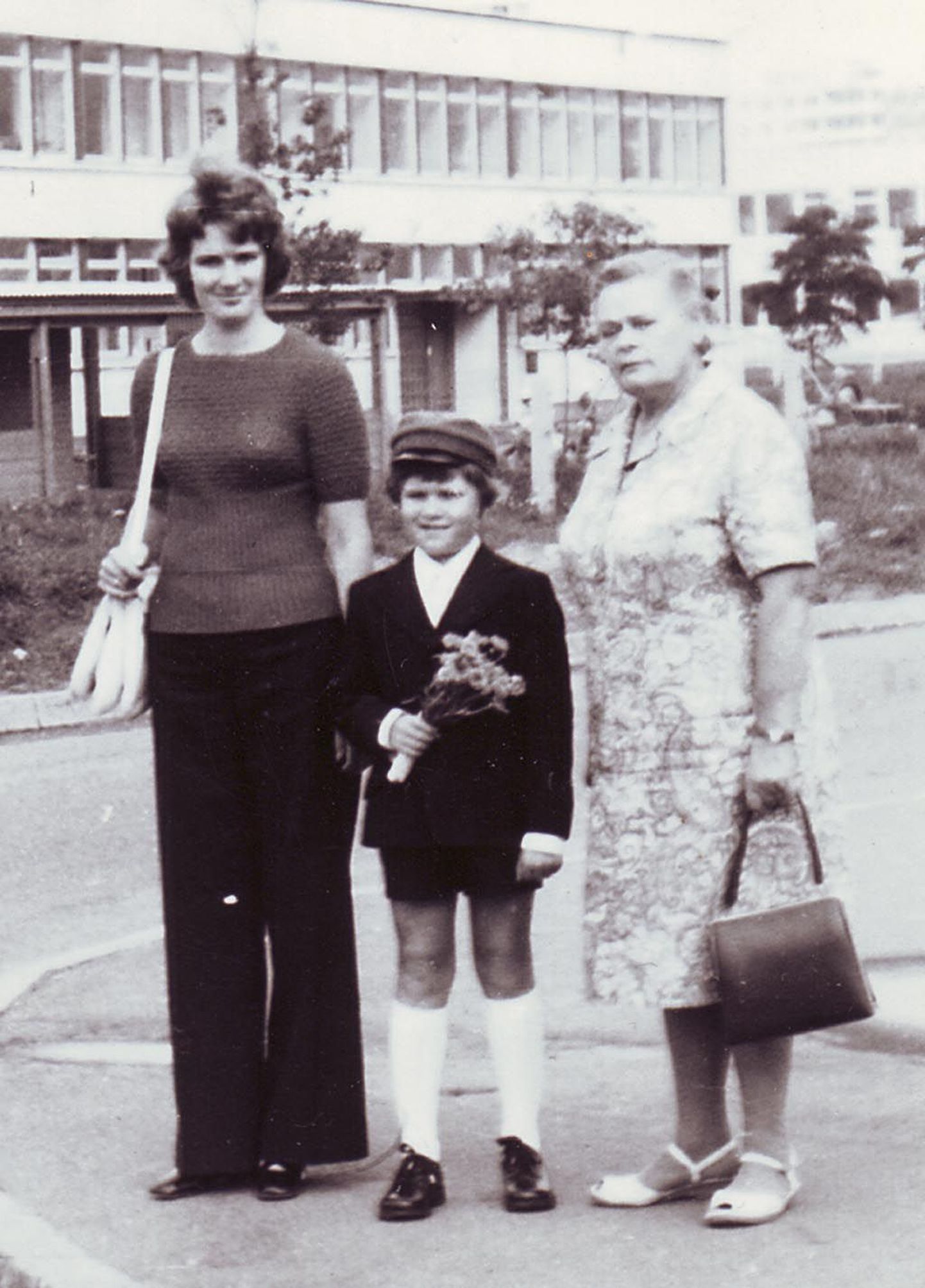 Esimese koolipäeva jäädvustus: Romek Kosenkranius ema Ina ja vanaema Edithiga.